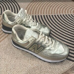 New Balance 574 Icy gold metallic (nice light gold)